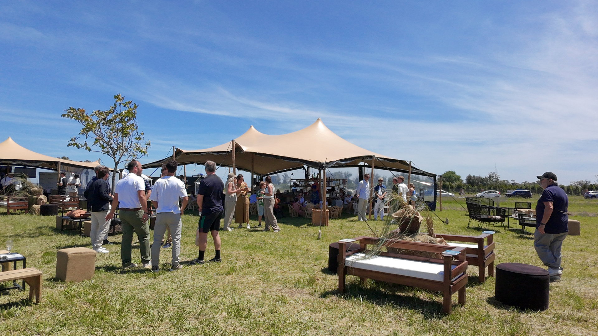 Evento al aire libre con carpas